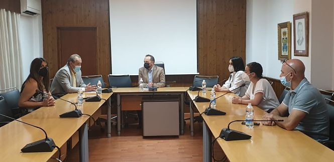 Imagen de la visita al Ayuntamiento de Peligros (JUNTA)