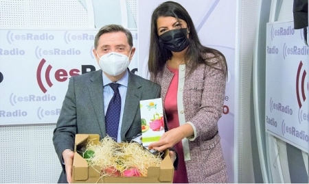 Macarena Olona entrega productos subtropicales a Federico Jiménez Losantos (VOX)