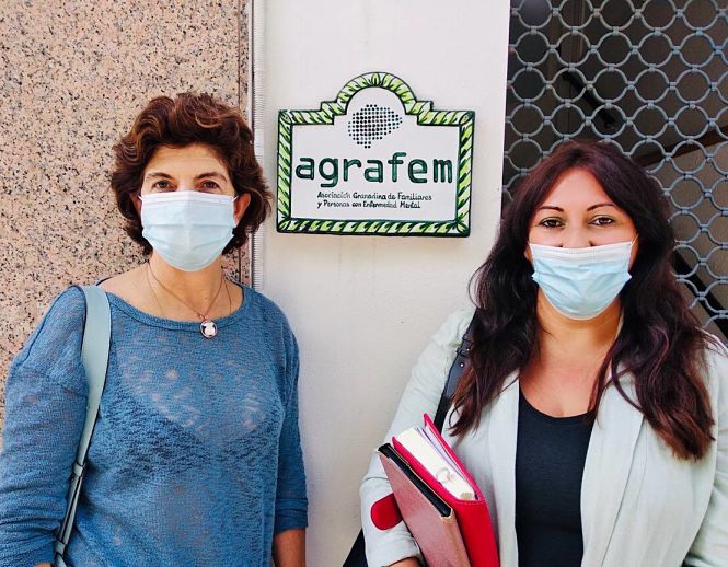 Elisa Cabrerizo y Alejandra Durám en la sede de AGRAFEM (PODEMOS)