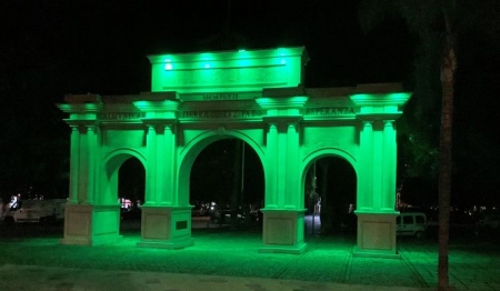 Puerta de Almuñécar iluminada de verde (AYTO. ALMUÑÉCAR)