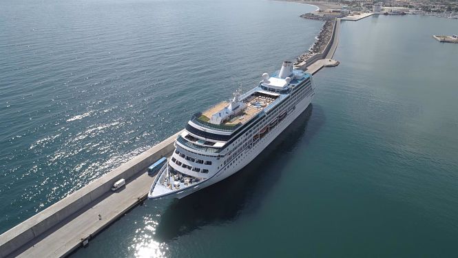 Foto aérea de un crucero atracando en el muelle Dique del Puerto de Motril (PUERTO DE MOTRIL)