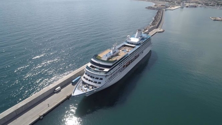 Foto aérea de un crucero atracando en el muelle Dique del Puerto de Motril (PUERTO DE MOTRIL)