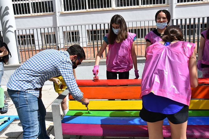 Pintado de un banco color arco iris (AYTO. BAZA) 