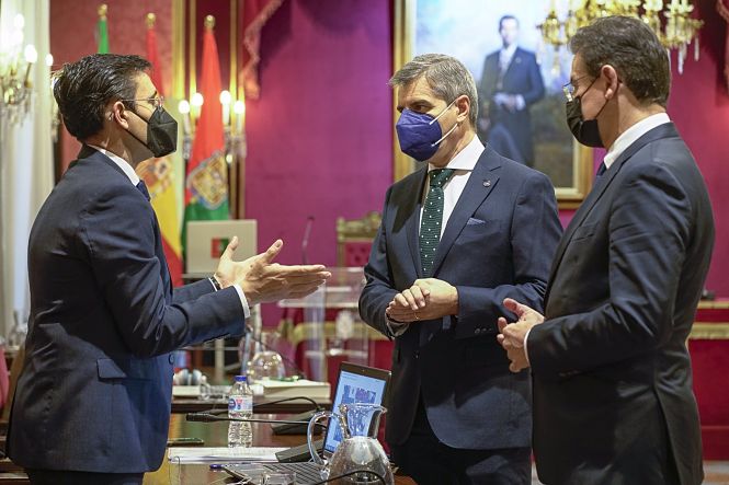 El portavoz socialista, Francisco Cuenca, se dirige al popular, César Díaz, en presencia del alcalde, Luis Salvador (Cs), en una imagen de archivo (AYUNTAMIENTO) 