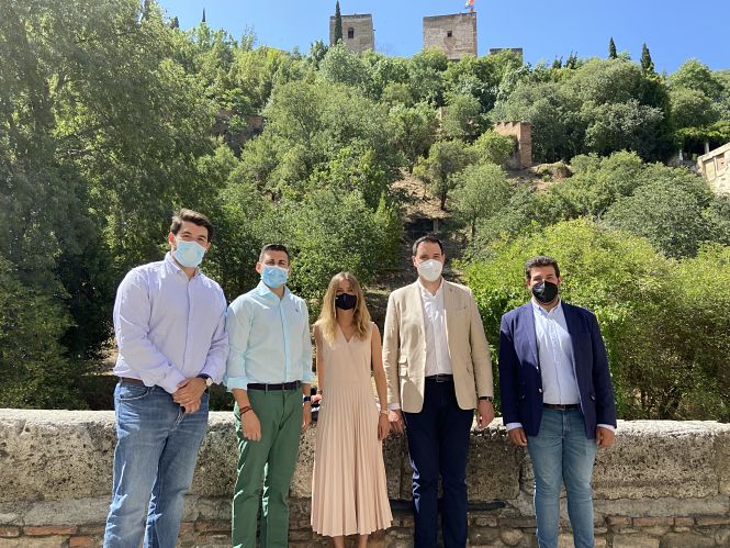 Miembros de NNGG en el Paseo de los Tristes (PP) 