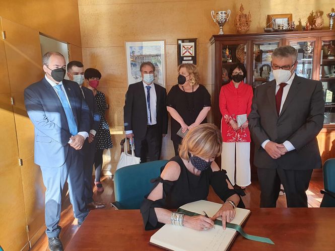Almudena Ariza firma en el libro de honor de Guadix (AYTO. GUADIX) 