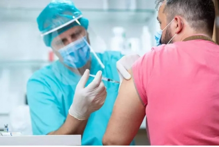 Vacunación contra el coronavirus (ZORANM/ISTOCK) 