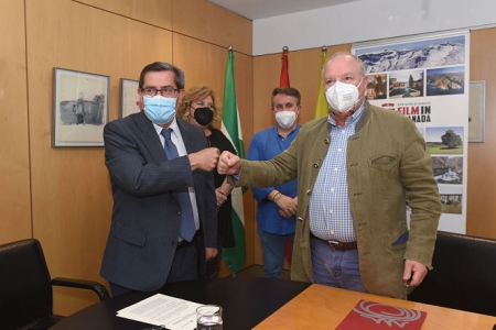 Imagen de la firma del convenio (R. MARTÍNEZ / DIPGRA)