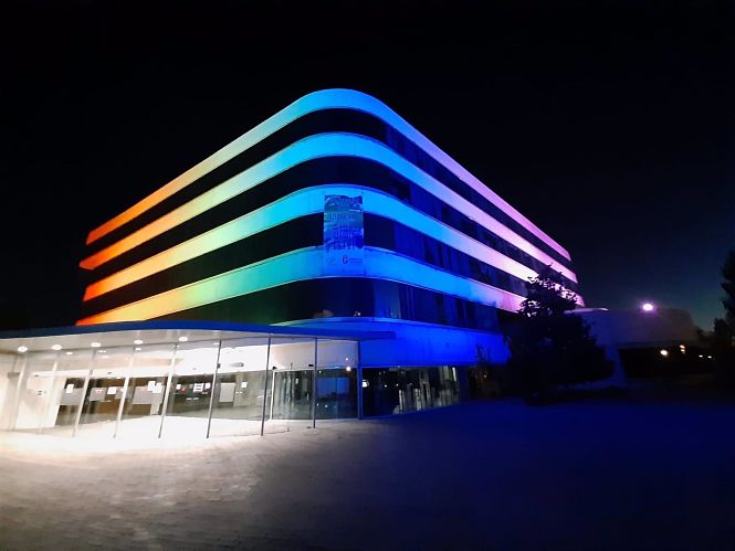 La sede de la Diputación de Granada se ilumina con los colores de la bandera LGTBI (DIPUTACIÓN DE GRANADA) 
