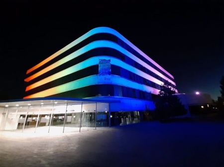 La sede de la Diputación de Granada se ilumina con los colores de la bandera LGTBI (DIPUTACIÓN DE GRANADA) 