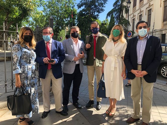 Los concejales del Grupo Municipal Popular a las puertas de la Delegación de la Agencia Tributaria (PP)