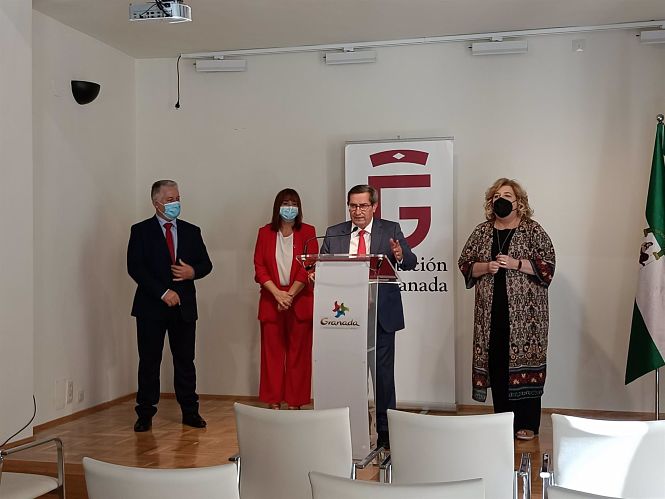 El presidente de la Diputación de Granada, José Entrena, en rueda de prensa junto a miembros del equipo de gobierno provincial. (EUROPA PRESS)