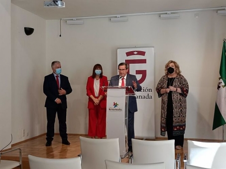 El presidente de la Diputación de Granada, José Entrena, en rueda de prensa junto a miembros del equipo de gobierno provincial. (EUROPA PRESS)