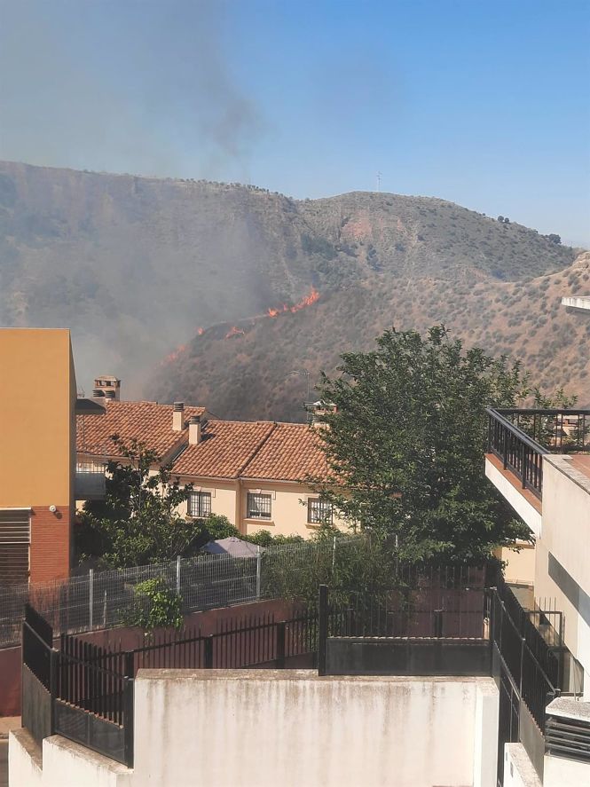 Primeras imágenes del incendio declarado esta mañana en Cenes de la Vega y que ya ha quedado controlado por el Infoca (EUROPA PRESS) 