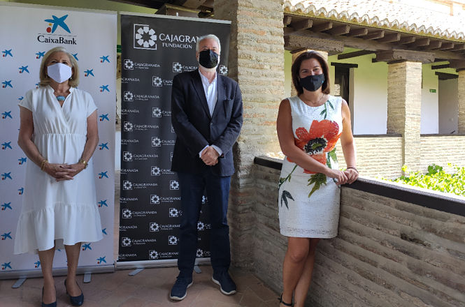 La presidenta de CajaGranada Fundación, María Elena Martín-Vivaldi; el director del Festival Internacional de Música y Danza de Granada, Antonio Moral; y la directora del Área de Negocio de CaixaBank en Granada, Mar Porcel (CAJAGRANADA FUNDACIÓN)
