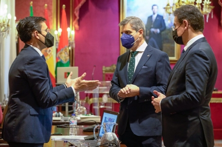 El portavoz socialista, Francisco Cuenca, se dirige al popular, César Díaz, en presencia del alcalde, Luis Salvador (Cs), en imagen de archivo (AYUNTAMIENTO)