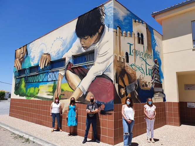 Mural de `El niño de las pinturas` en el colegio público Francisca Hurtado de Láchar (AYUNTAMIENTO LÁCHAR)