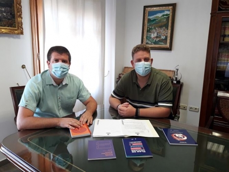 El alcalde y el concejal de Igualdad de Monachil durante la presentación del I Plan de Igualdad de la localidad (AYTO. MONACHIL) El alcalde y el concejal de Igualdad de Monachil durante la presentación del I Plan de Igualdad de la localidad (AYTO. MONACHIL)