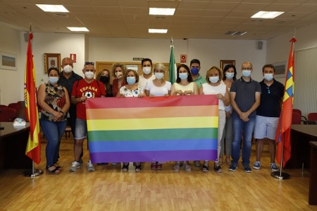 La Corporación Municipal de Huétor Tájar posa con la bandera LGTBI (AYTO. HUÉTOR TÄJAR)