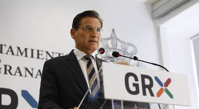 Luis Salvador (Cs) en la rueda de prensa en la que ha anunciado su renuncia como alcalde de Granada. (ÁLEX CÁMARA-EUROPA PRESS)