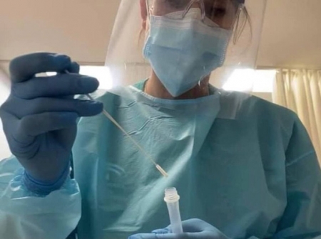 Una sanitaria realiza un test PCR (JUNTA DE ANDALUCÍA) 