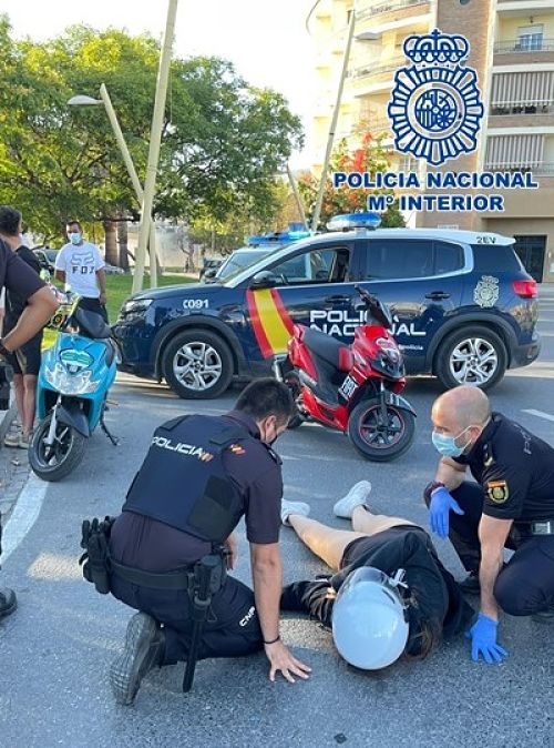 Imagen del auxilio a la motorista (POLICÍA NACIONAL) 