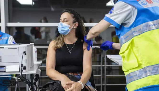 Un sanitario administra una dosis de la vacuna de Pfizer a una mujer (ALEJANDRO MARTÍNEZ VÉLEZ - EUROPA PRESS) 