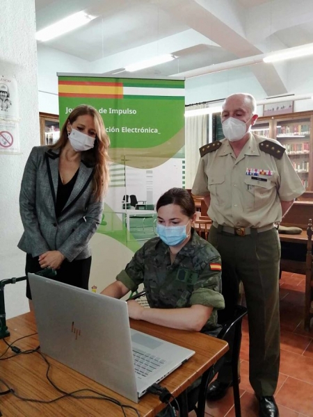 La Delegada de empleo, Virginia Fernández junto a dos miembros del ejercito (JUNTA)