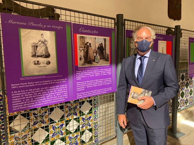 El Alcalde en funciones, José Antonio Huertas en la exposición (AYTO. GRANADA)