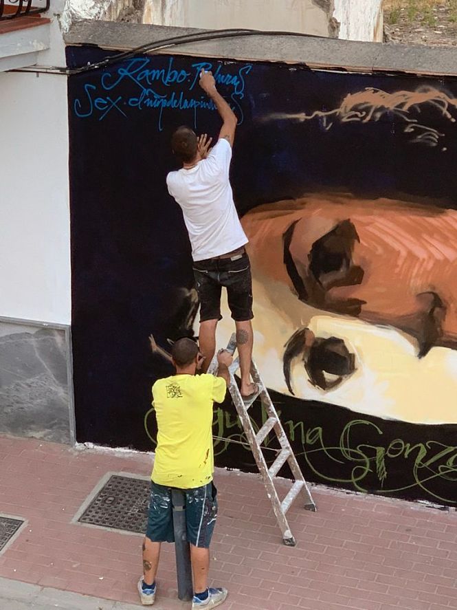 Imagen de la realización del grafitti (AYTO. VEGAS DEL GENIL)