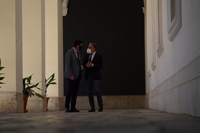 El vicepresidente de la Junta de Andalucía, Juan Marín, y el consejero de la Presidencia, Elías Bendodo, en el Palacio de San Telmo, sede de la Presidencia de la Junta, este martes (JUNTA DE ANDALUCÍA) 