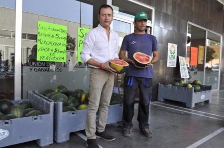 Nicolás Chica, de UPA Granada, en una imagen de archivo junto a un agricultor vendiendo sandías (EUROPA PRESS/UPA) 