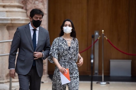 El vicepresidente de la Junta y coordinador de Cs, Juan Marín, y la presidenta de Ciudadanos (Cs), Inés Arrimadas (MARÍA JOSÉ LÓPEZ - EUROPA PRESS) 