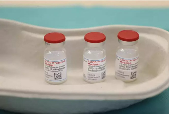 Recipientes preparados para la vacuna de Moderna (ISABEL INFANTES - EUROPA PRESS) 