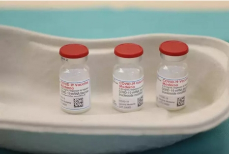 Recipientes preparados para la vacuna de Moderna (ISABEL INFANTES - EUROPA PRESS) 