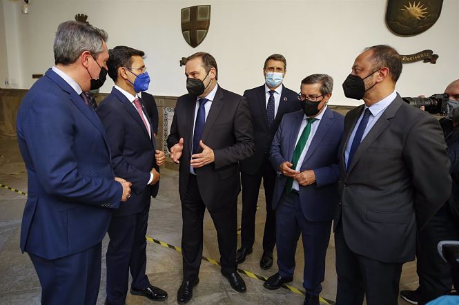 El Ministro José Luis Ábalos visita a Francisco Cuenca tras ser elegido nuevo alcalde de la ciudad (ALEX CAMARA-EUROPA PRESS) 