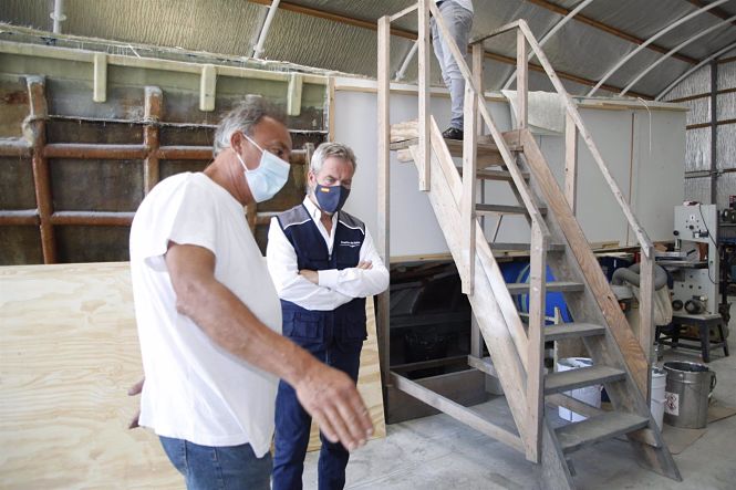 El presidente del Puerto de Motril junto al calafate del puerto (PUERTO DE MOTRIL) 