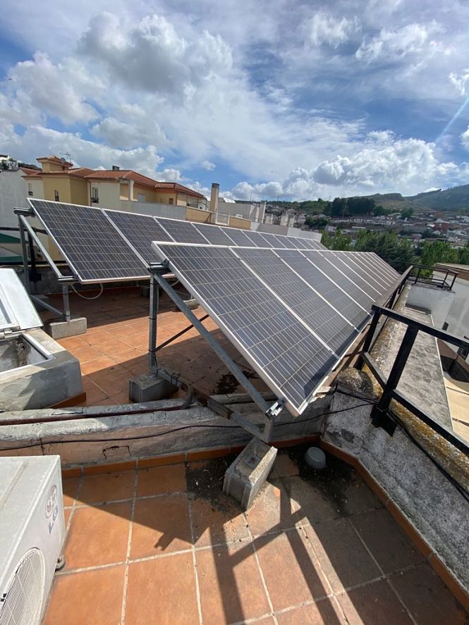 Placas solares en el Cuartel de la Guardia Civil (AYTO PINOS PUENTE)