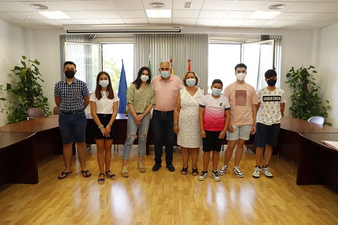 Entrega del reconocimiento a los estudiantes (AYTO. HUÉTOR TÁJAR)