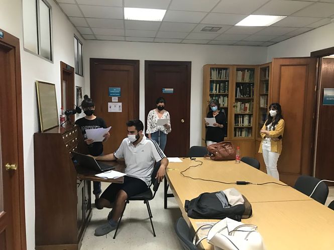los alumnos del proyecto `Kan yamakan/Érase una vez`, durante la grabación de los podcasts (UGR)