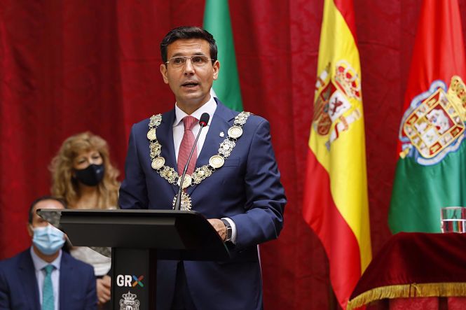 El alcalde de Granada, Francisco Cuenca (PSOE), en el pleno de investidura en una imagen de archivo (ÁLEX CÁMARA / EUROPA PRESS)