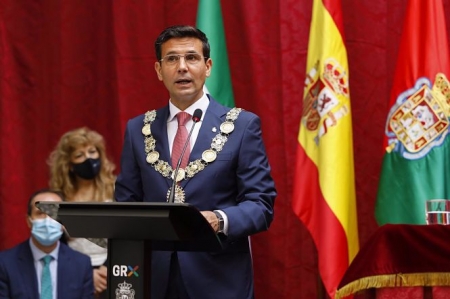 El alcalde de Granada, Francisco Cuenca (PSOE), en el pleno de investidura en una imagen de archivo (ÁLEX CÁMARA / EUROPA PRESS)