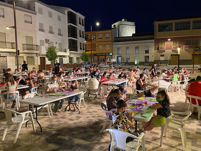 Taller de manualidades bajo las estrellas celebrado en Huétor Tájar (AYTO. HUÉTOR TÁJAR)