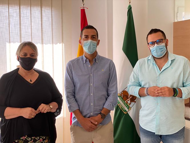 La alcaldesa y el concejal de Fiestas junto a José Alcoba Rodríguez, pregonero de este año en las fiestas patronales (AYTO. LAS GABIAS)