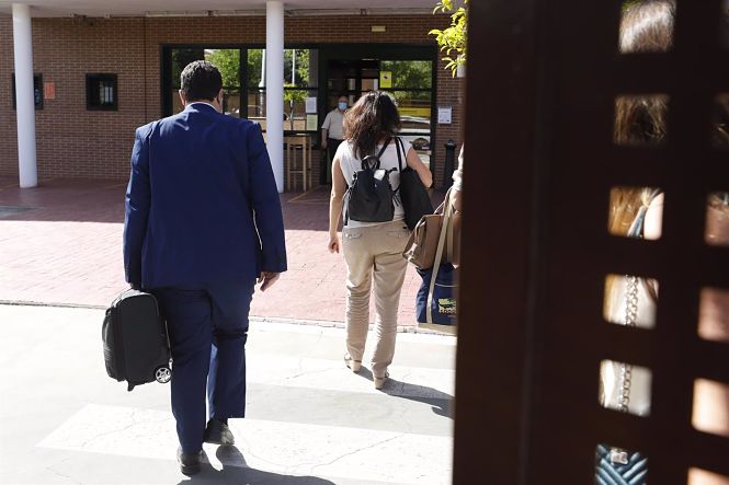Juana Rivas entrando el pasado 11 de junio en el Centro de Inserción Social Matilde Cantos de Granada (ÁLEX CÁMARA / EUROPA PRESS)