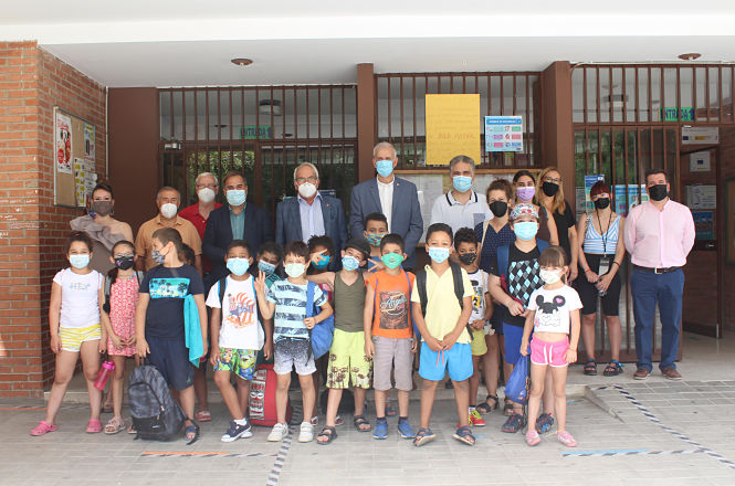 El delegado de Igualdad, Manuel Montalvo ha visitado una de las escuelas de verano (JUNTA)