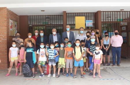 El delegado de Igualdad, Manuel Montalvo ha visitado una de las escuelas de verano (JUNTA)