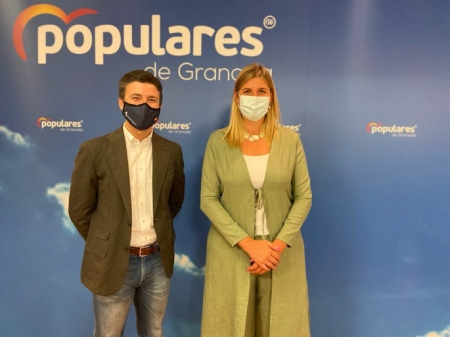 Jorge Saavedra e Inmaculada Hernández tras la rueda de prensa (PP)