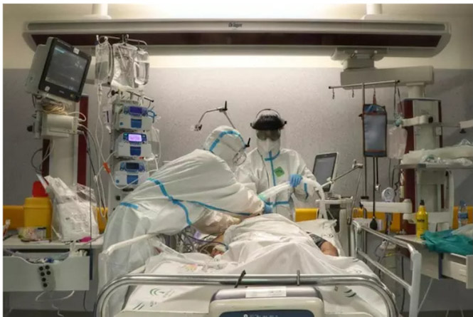 Facultativos atienden a un paciente con Covid-19 en la UCI (JUNTA DE ANDALUCÍA - ARCHIVO) 