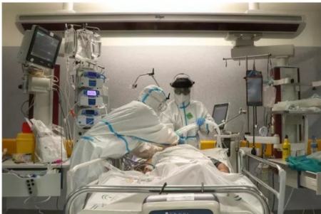 Facultativos atienden a un paciente con Covid-19 en la UCI (JUNTA DE ANDALUCÍA - ARCHIVO) 